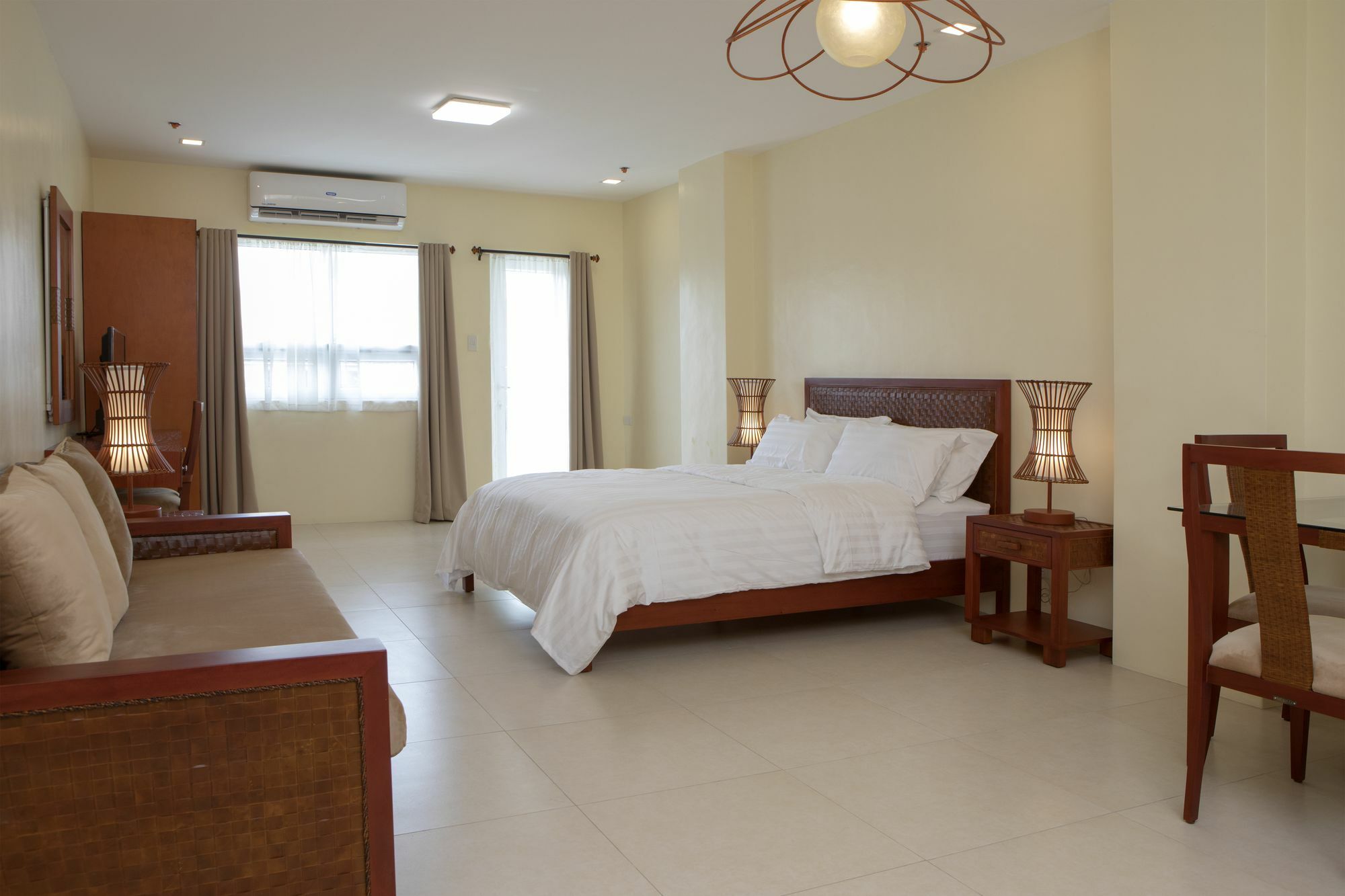 Hotel Merlo Makati City Kültér fotó