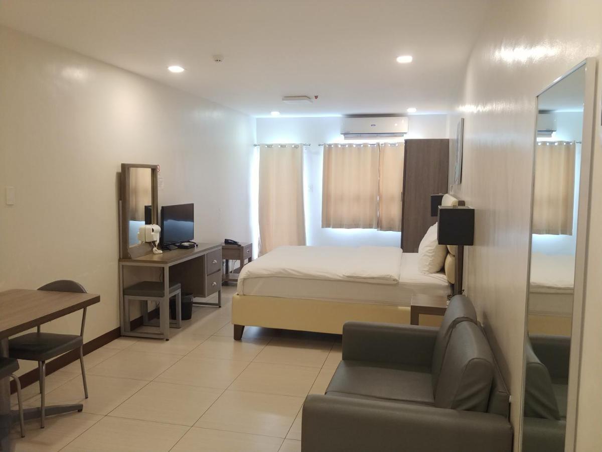 Hotel Merlo Makati City Kültér fotó